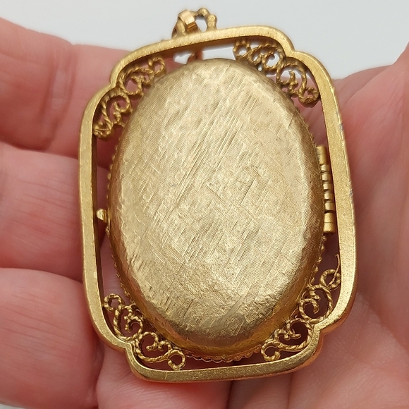 Avon 70's 'Yesteryear' Gold-Tone Photo Locket Necklace Blue Stone Pendant EVC - Picture 7 of 17